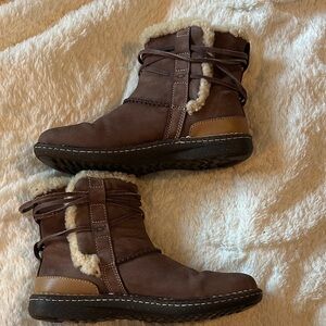 UGG Vintage Genuine Leather and Sheepskin Boots in good used condition size 10.